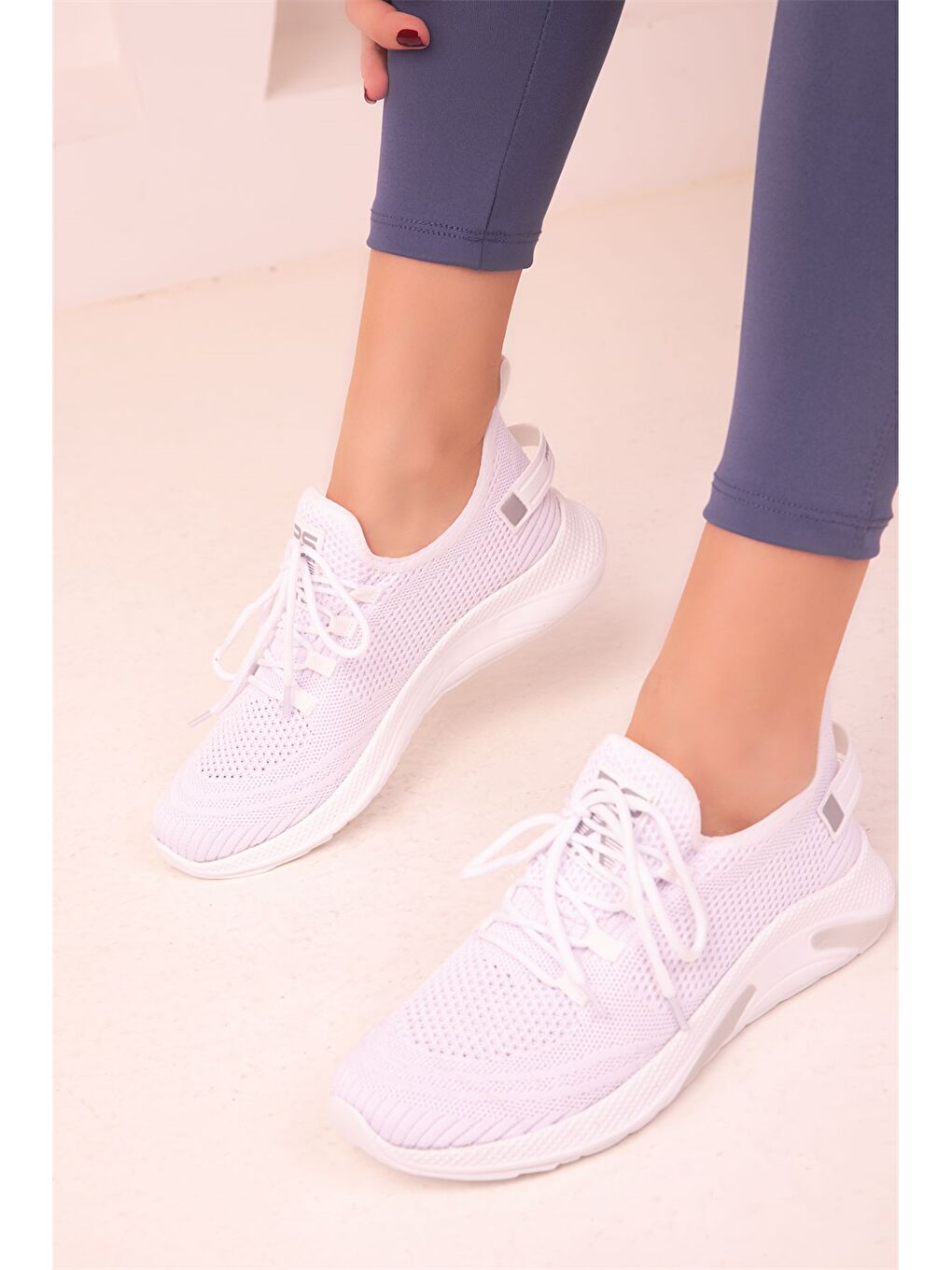 Beyaz Bağcıklı Kadın Spor Ayakkabı-1