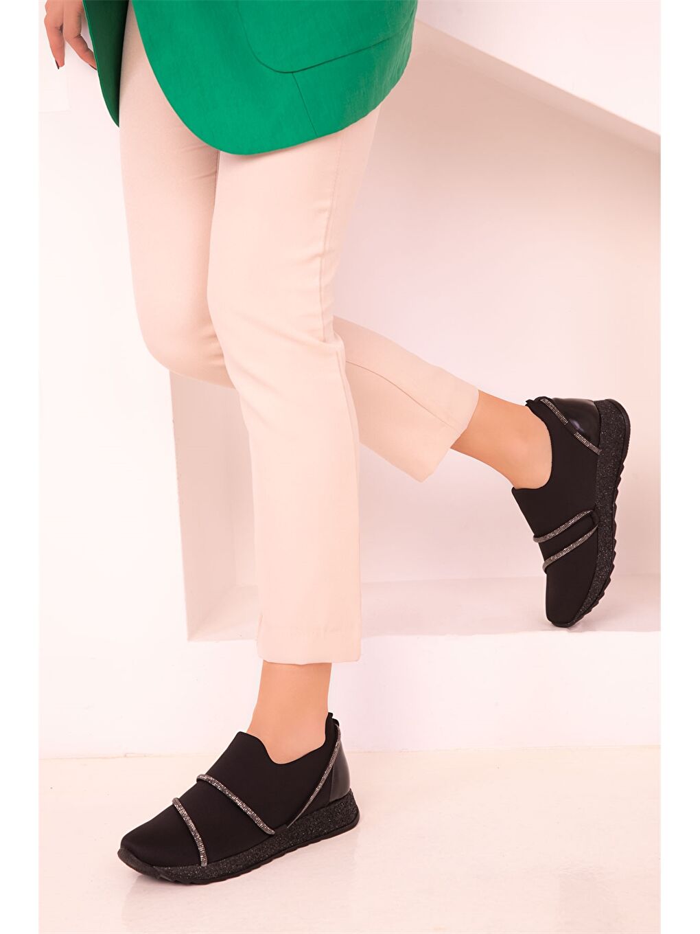 Siyah Deri Görünümlü Kadın Spor Ayakkabı-1