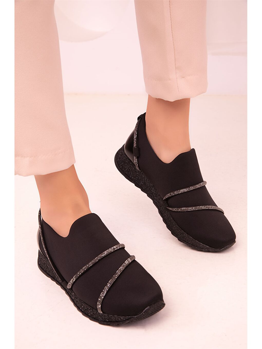 Siyah Deri Görünümlü Kadın Spor Ayakkabı-3