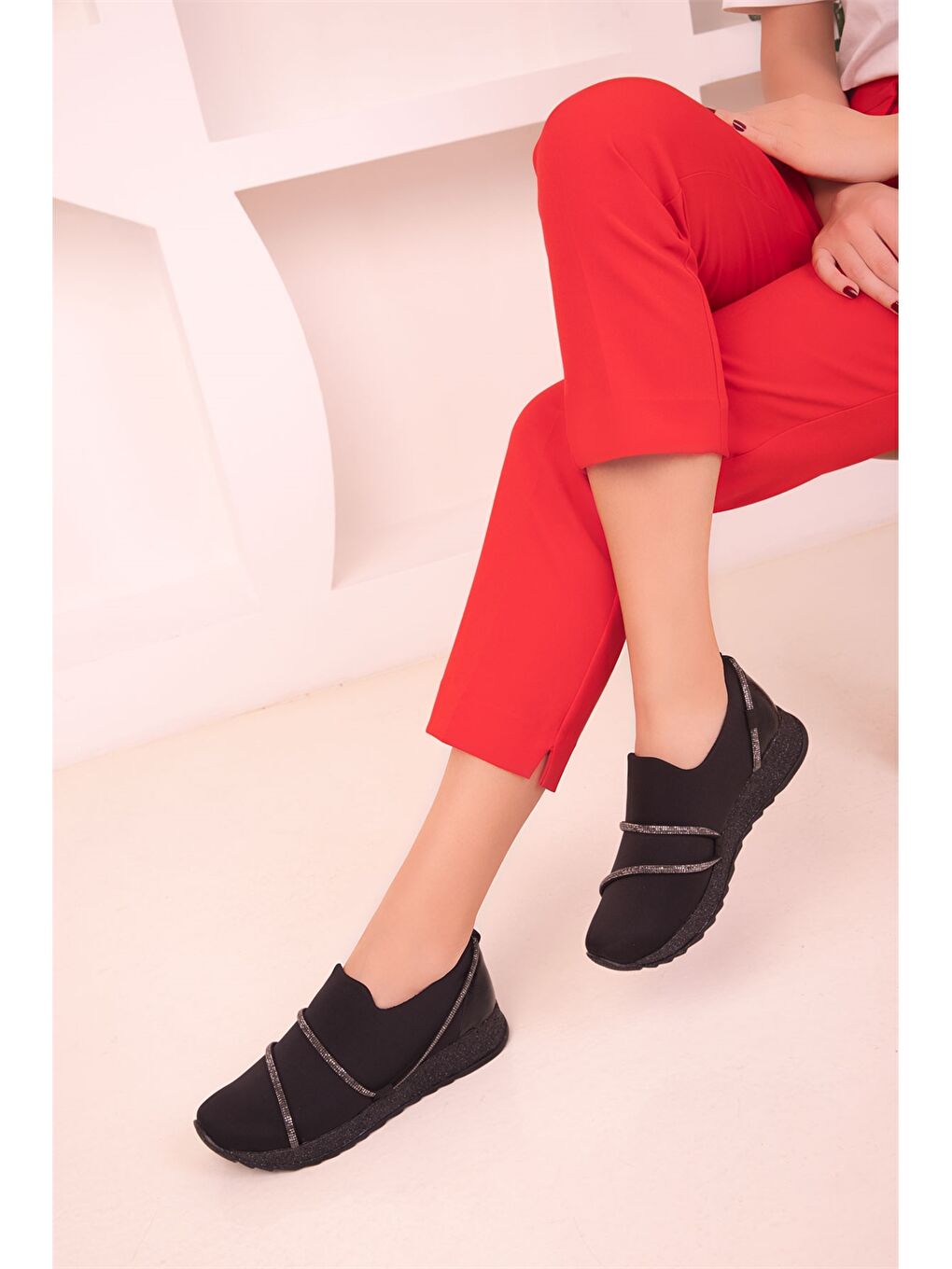 Siyah Deri Görünümlü Kadın Spor Ayakkabı