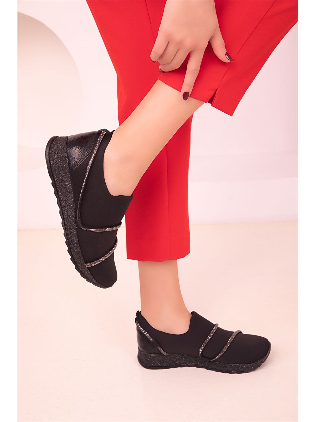 Siyah Deri Görünümlü Kadın Spor Ayakkabı-1