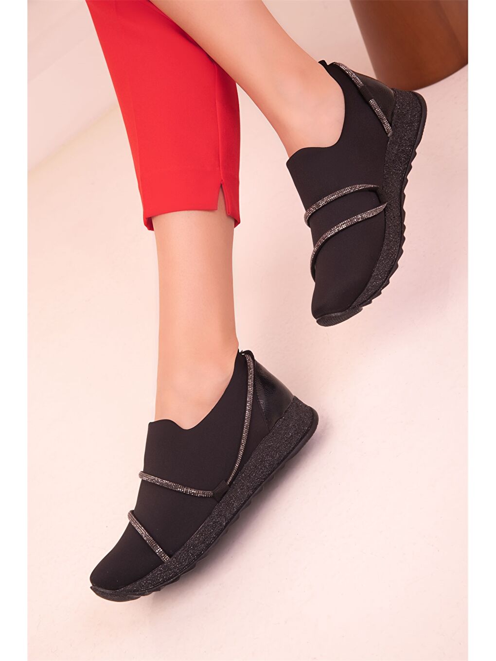 Siyah Deri Görünümlü Kadın Spor Ayakkabı-2