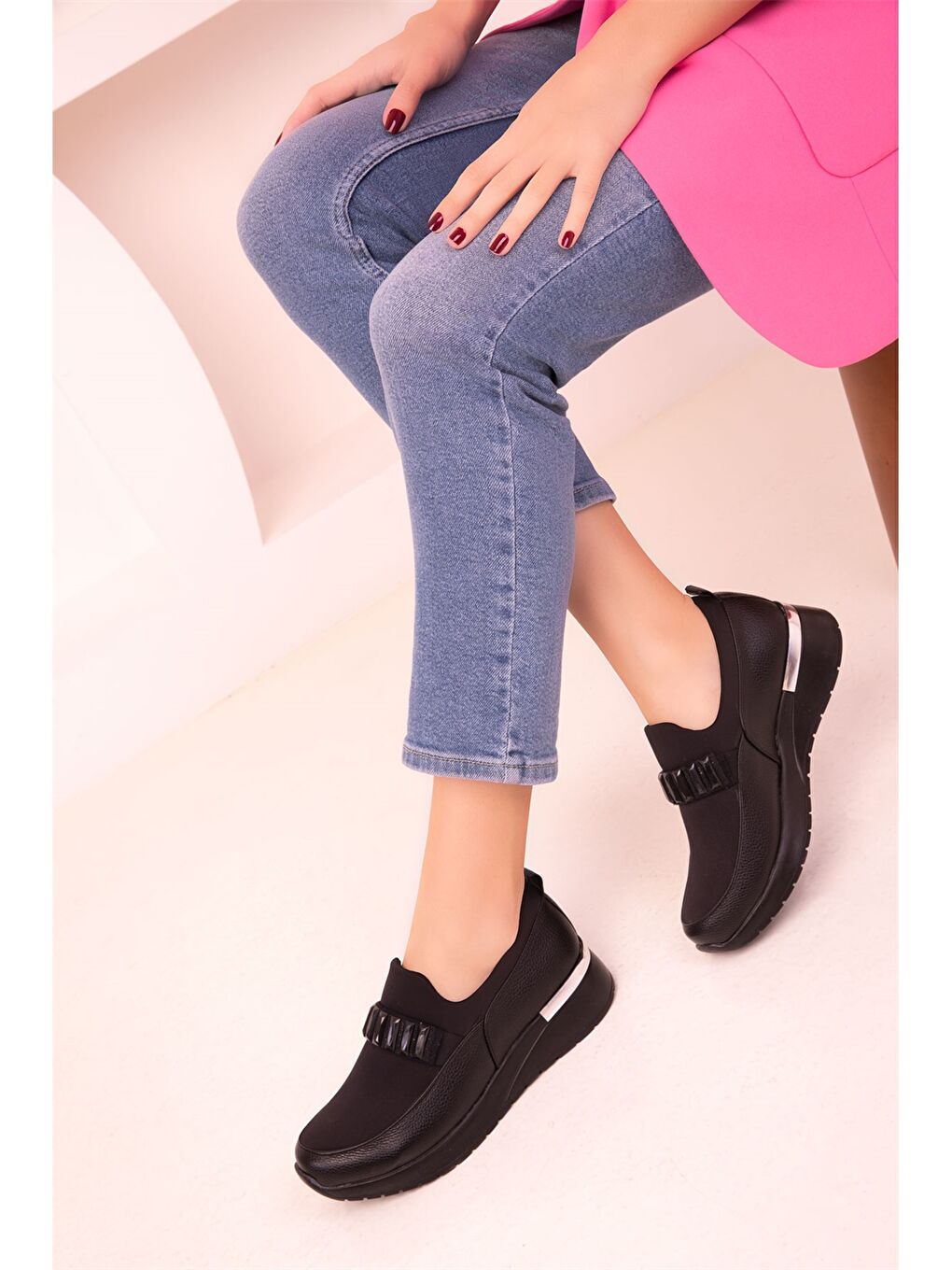 Siyah Aplikeli Kadın Klasik Ayakkabı