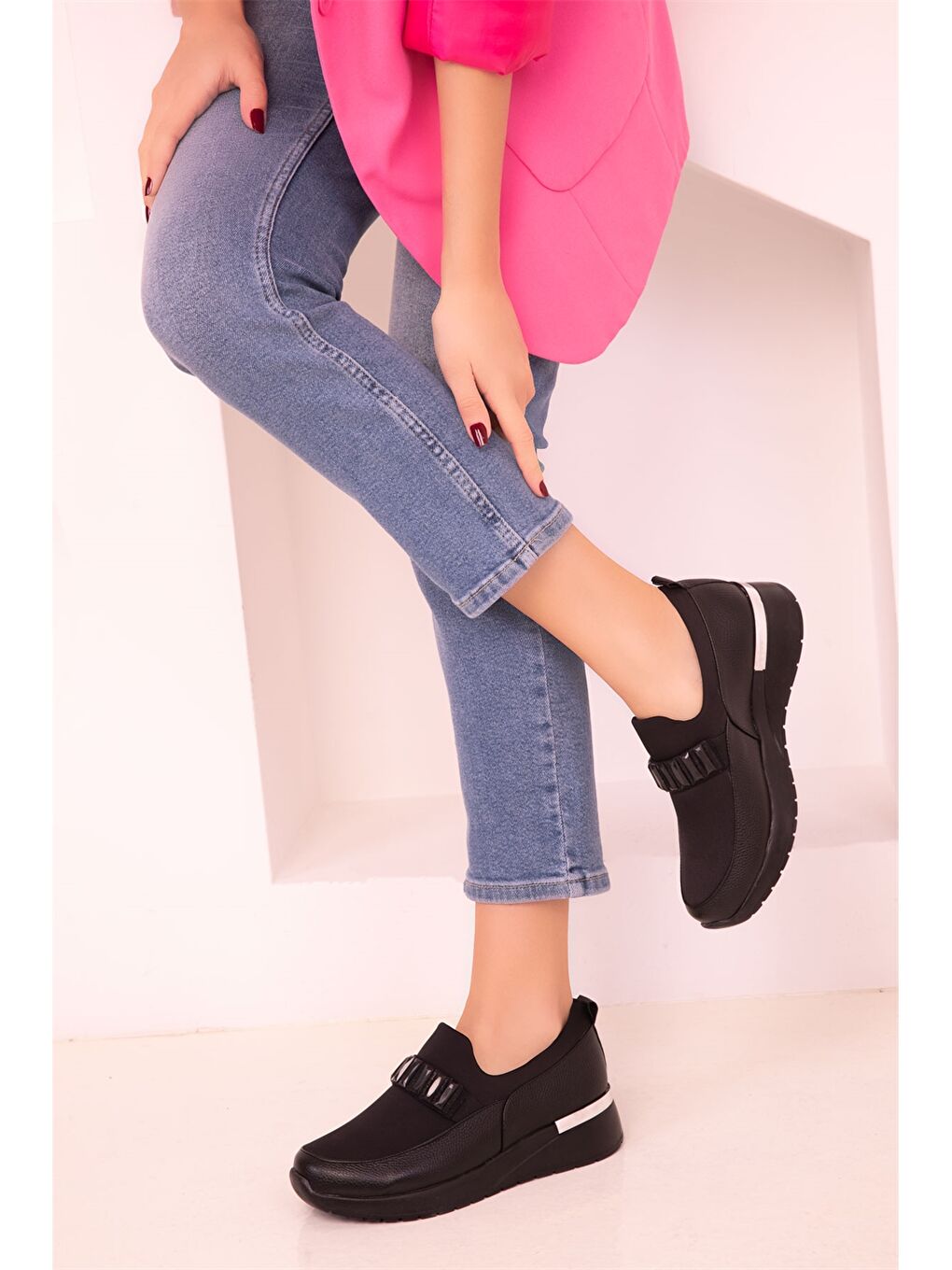 Siyah Aplikeli Kadın Klasik Ayakkabı-1