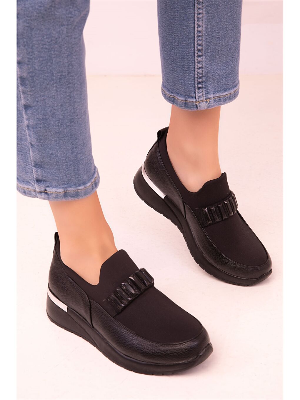 Siyah Aplikeli Kadın Klasik Ayakkabı-2