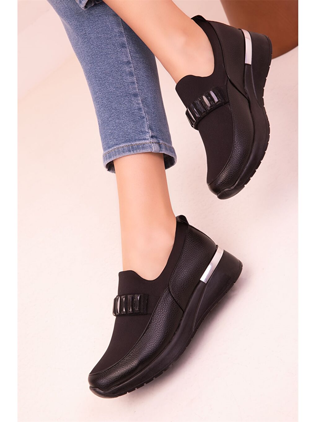 Siyah Aplikeli Kadın Klasik Ayakkabı-3