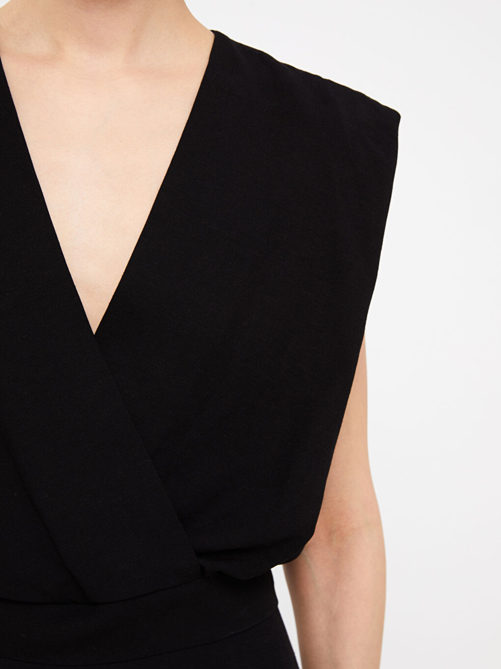 Siyah Kruvaze Yaka Düz Keten Karışımlı Kadın Bluz-3