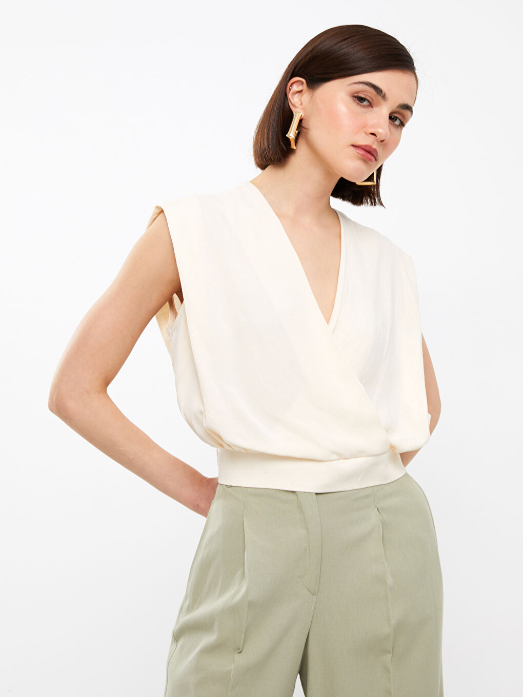 Ekru Kruvaze Yaka Düz Keten Karışımlı Kadın Bluz-1