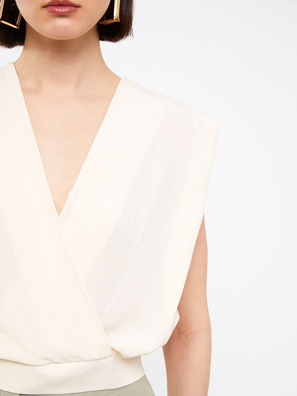 Ekru Kruvaze Yaka Düz Keten Karışımlı Kadın Bluz-3