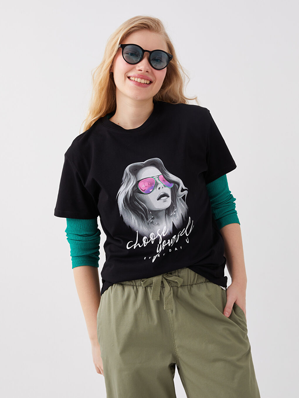 Siyah Bisiklet Yaka Baskılı Kısa Kollu Kadın Tişört-1