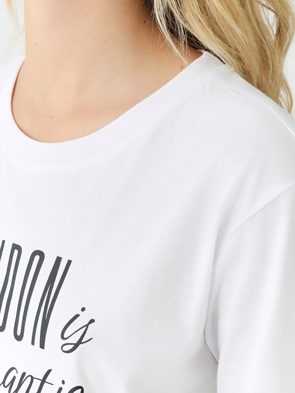 تي شيرت نسائي بطبعة برقبة مدورة وكم قصير-3