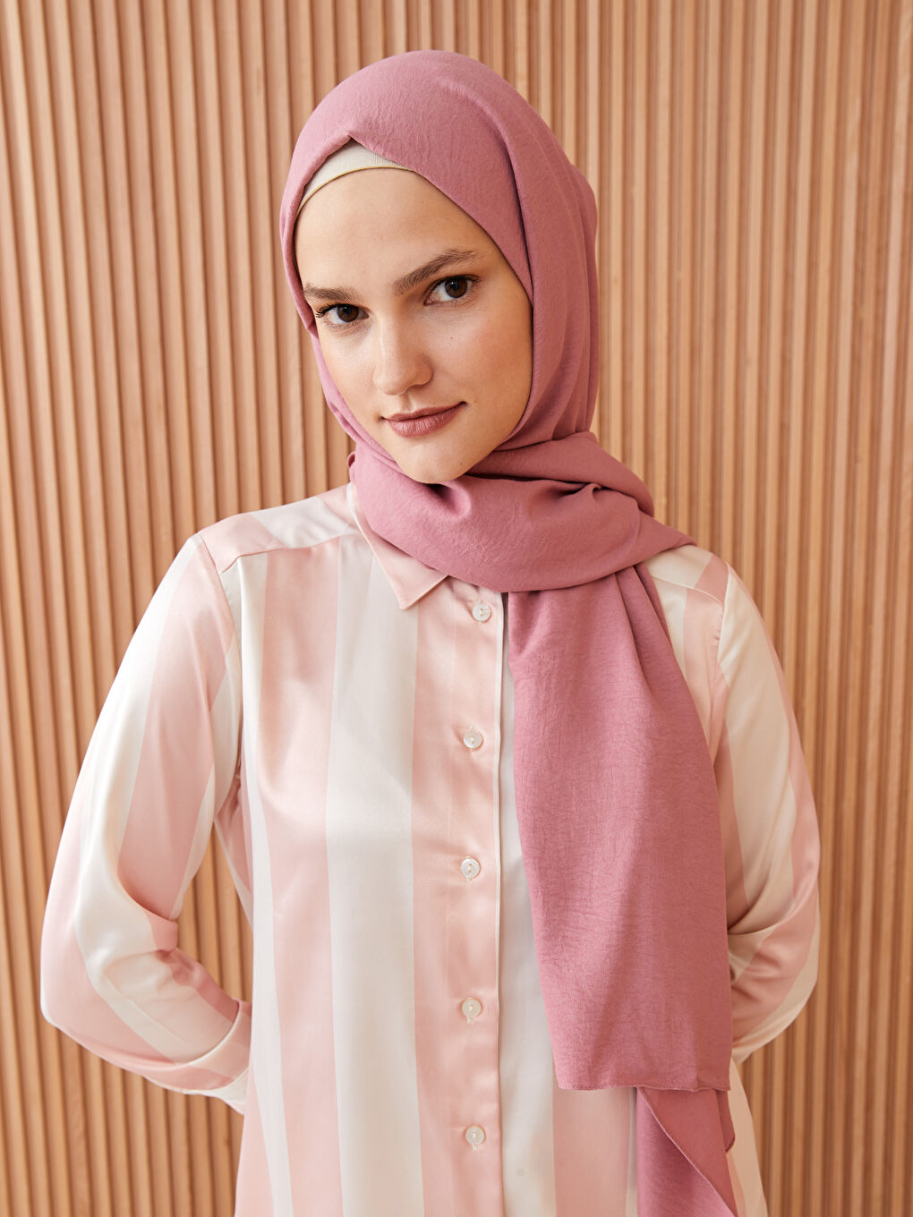 وشاح منسوج للسيدات