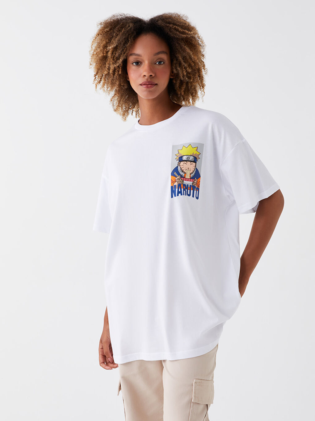 Beyaz Bisiklet Yaka Naruto Baskılı Kısa Kollu Kadın Tişört-1