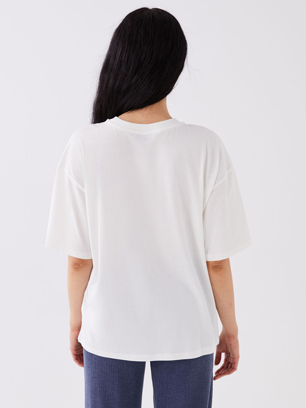 تيشيرت واسع كم قصير مطبوع بياقة دائرية للسيدات-4