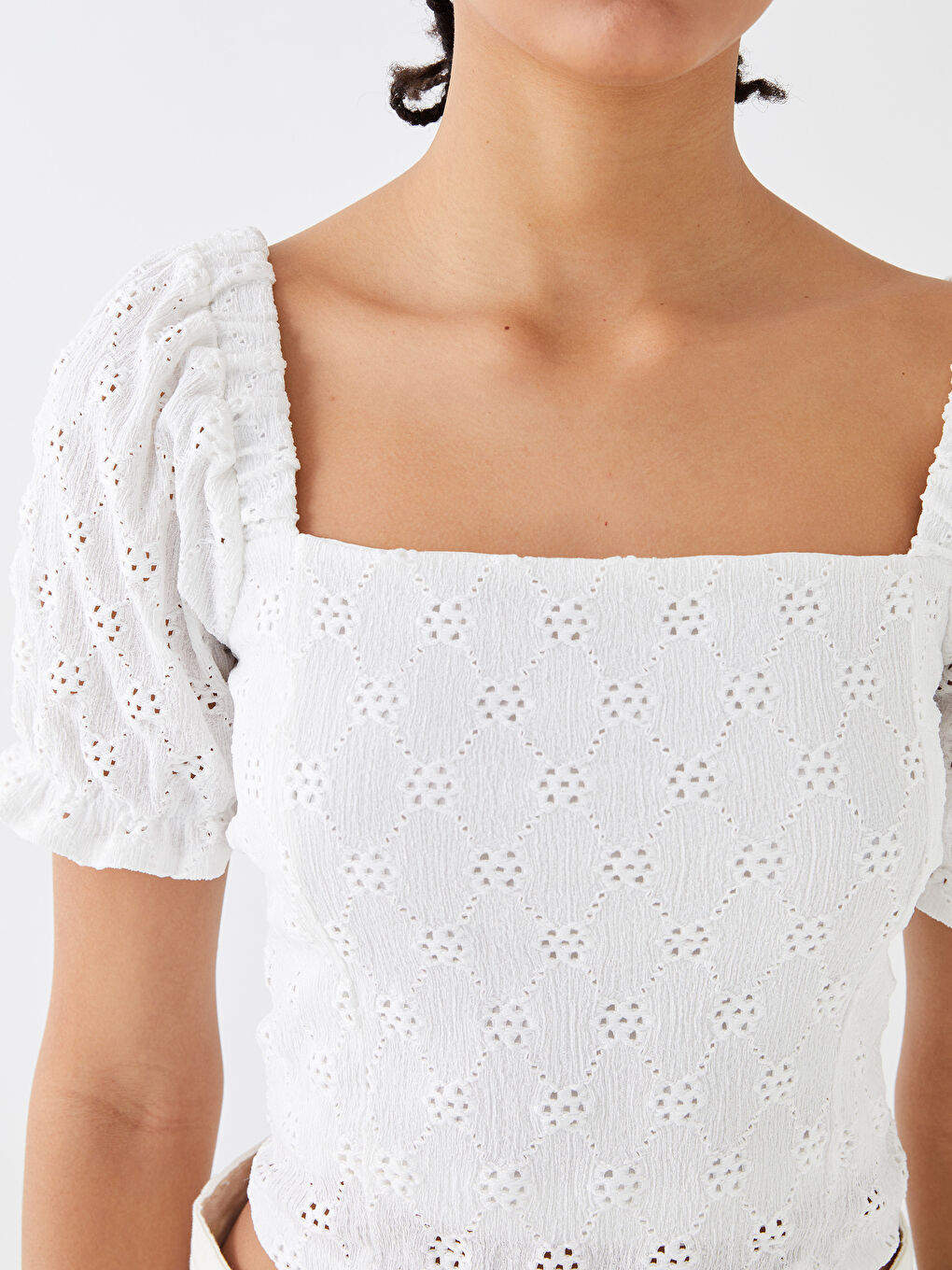 Ekru Kare Yaka Kendinden Desenli Kısa Kollu Crop Brode Kadın Bluz-3