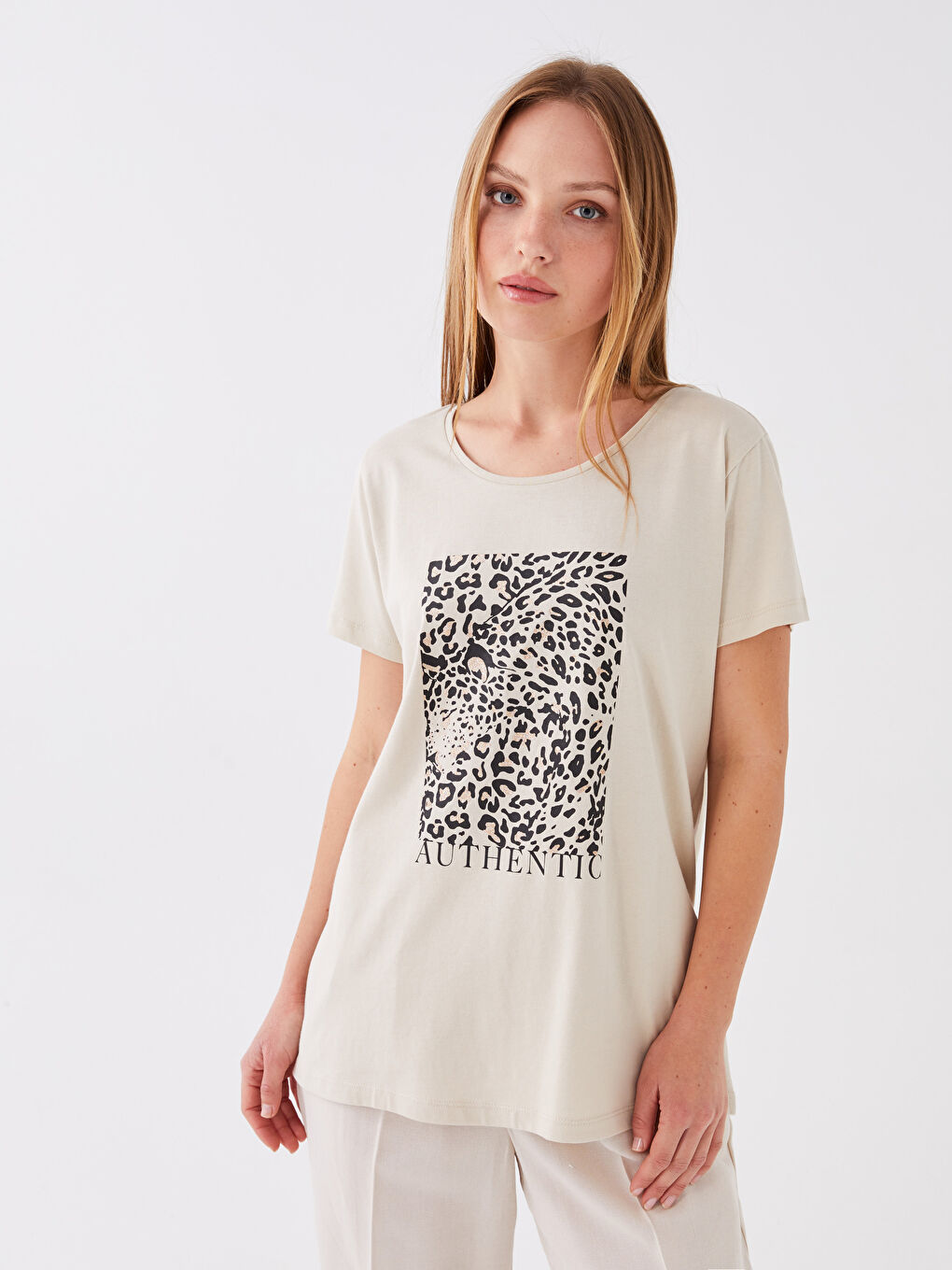 Bej Bisiklet Yaka Baskılı Kısa Kollu Kadın Tişört