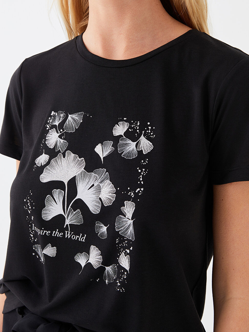 Siyah Bisiklet Yaka Baskılı Kısa Kollu Kadın Tişört-3