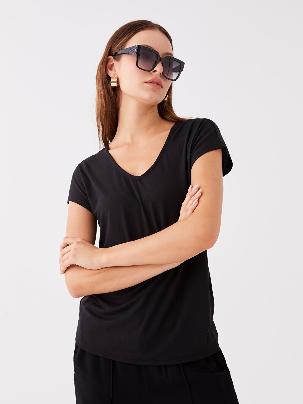 Siyah V Yaka Düz Kısa Kollu Kadın Tişört