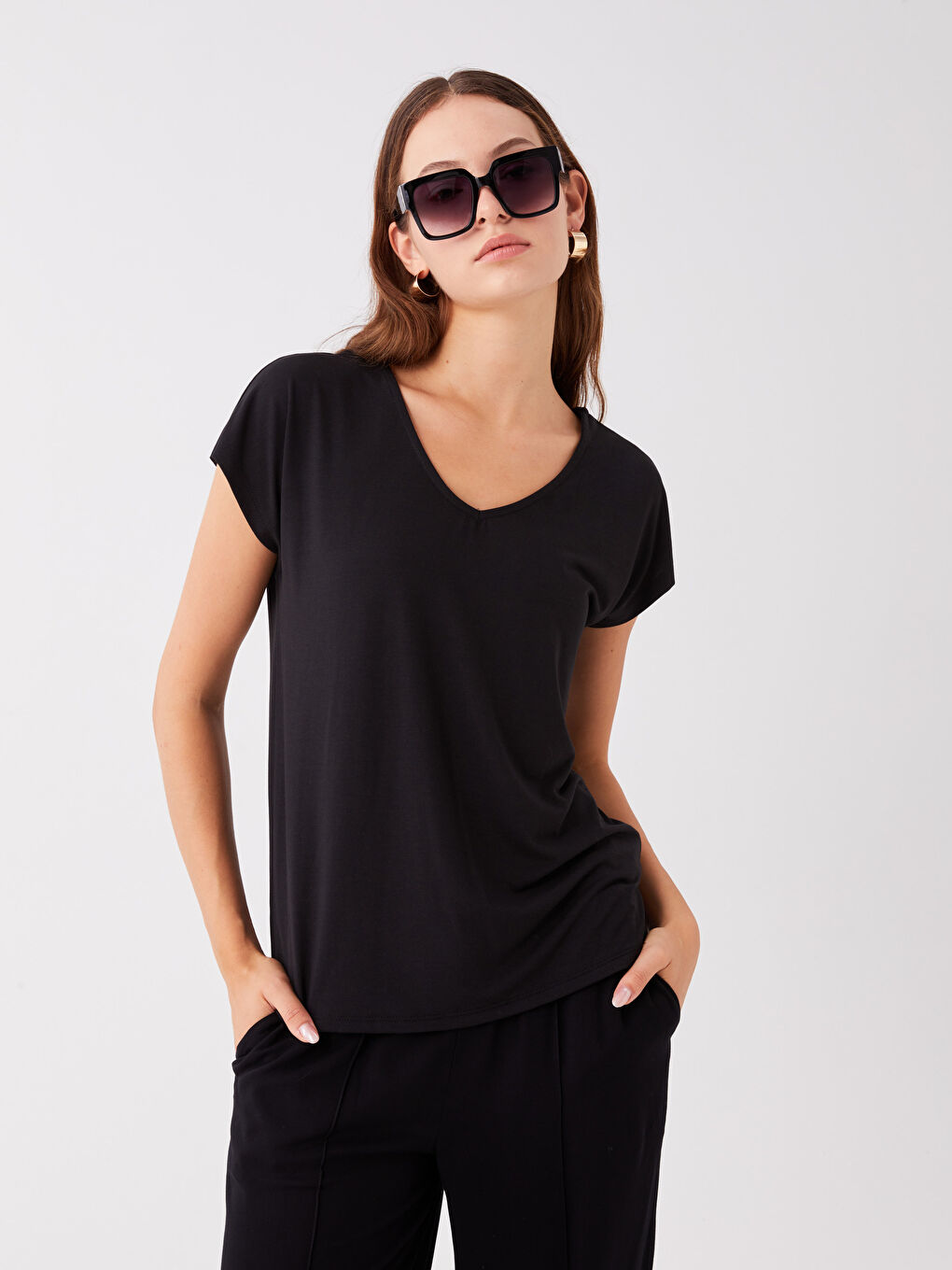 Siyah V Yaka Düz Kısa Kollu Kadın Tişört-1
