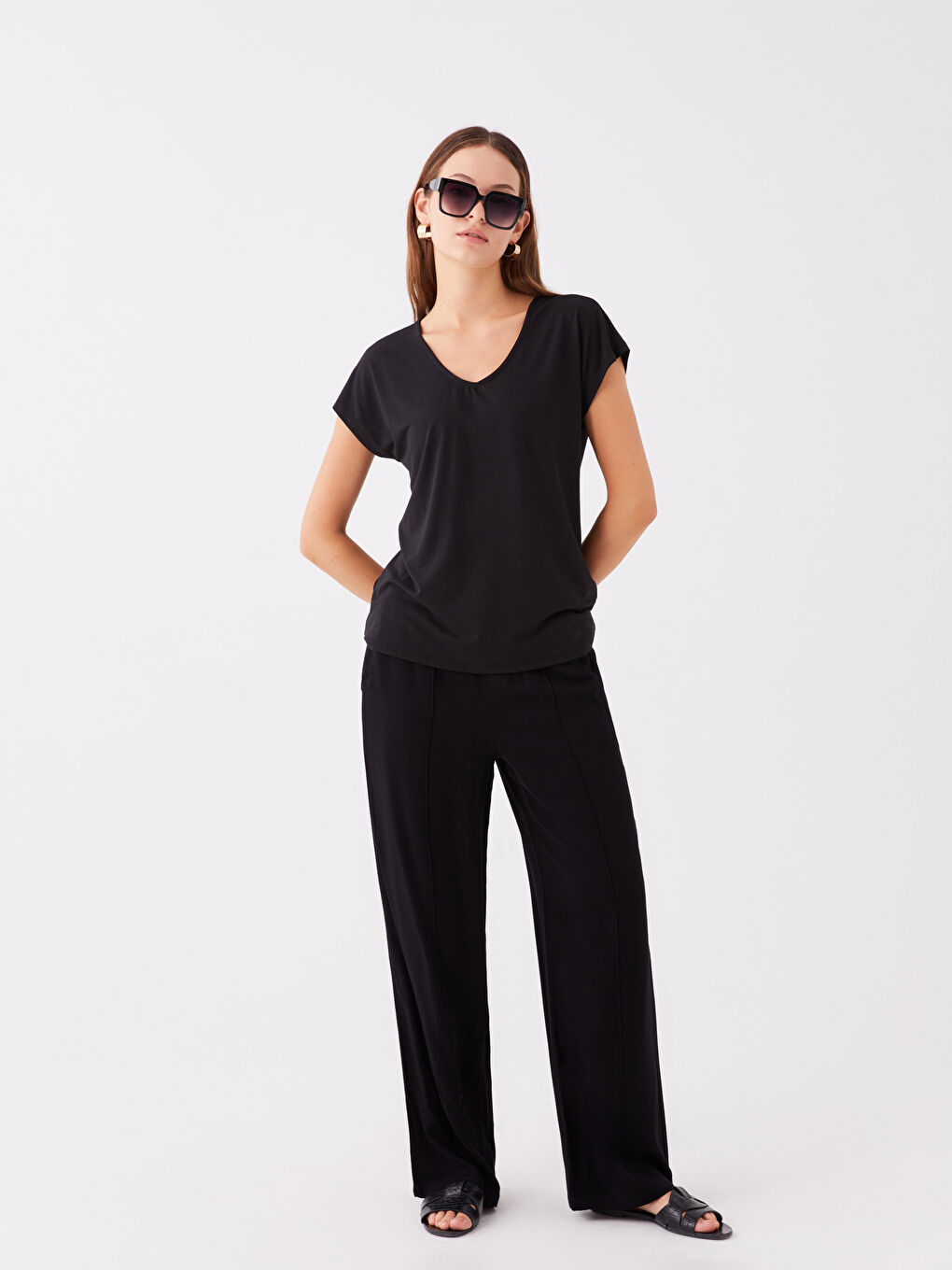 Siyah V Yaka Düz Kısa Kollu Kadın Tişört-2