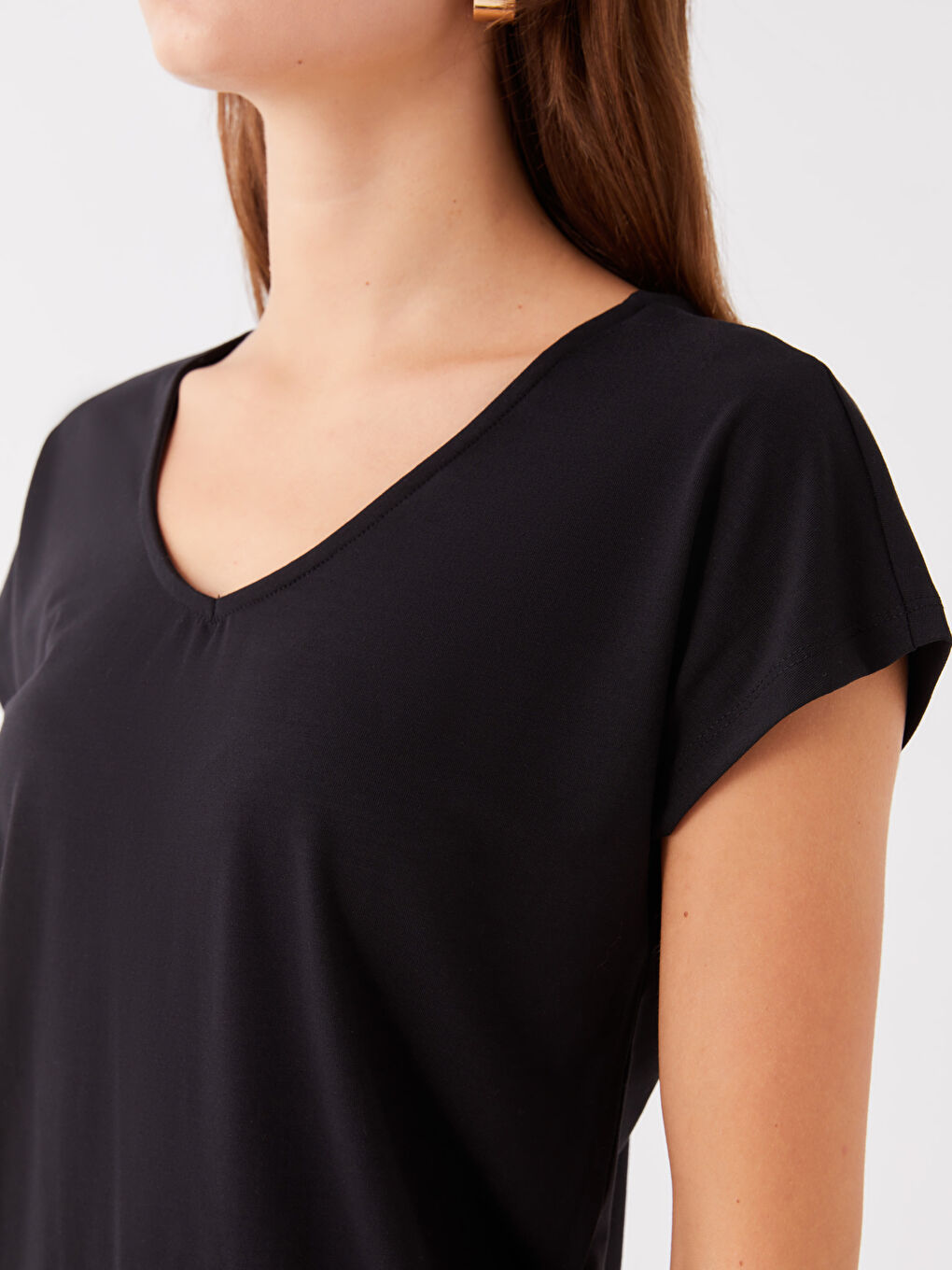 Siyah V Yaka Düz Kısa Kollu Kadın Tişört-3