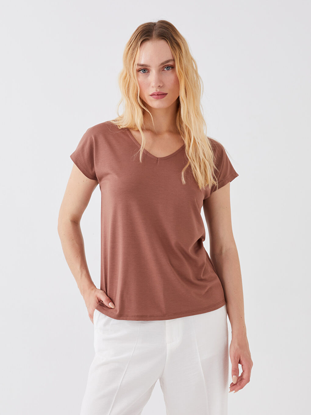 Kahverengi V Yaka Düz Kısa Kollu Kadın Tişört