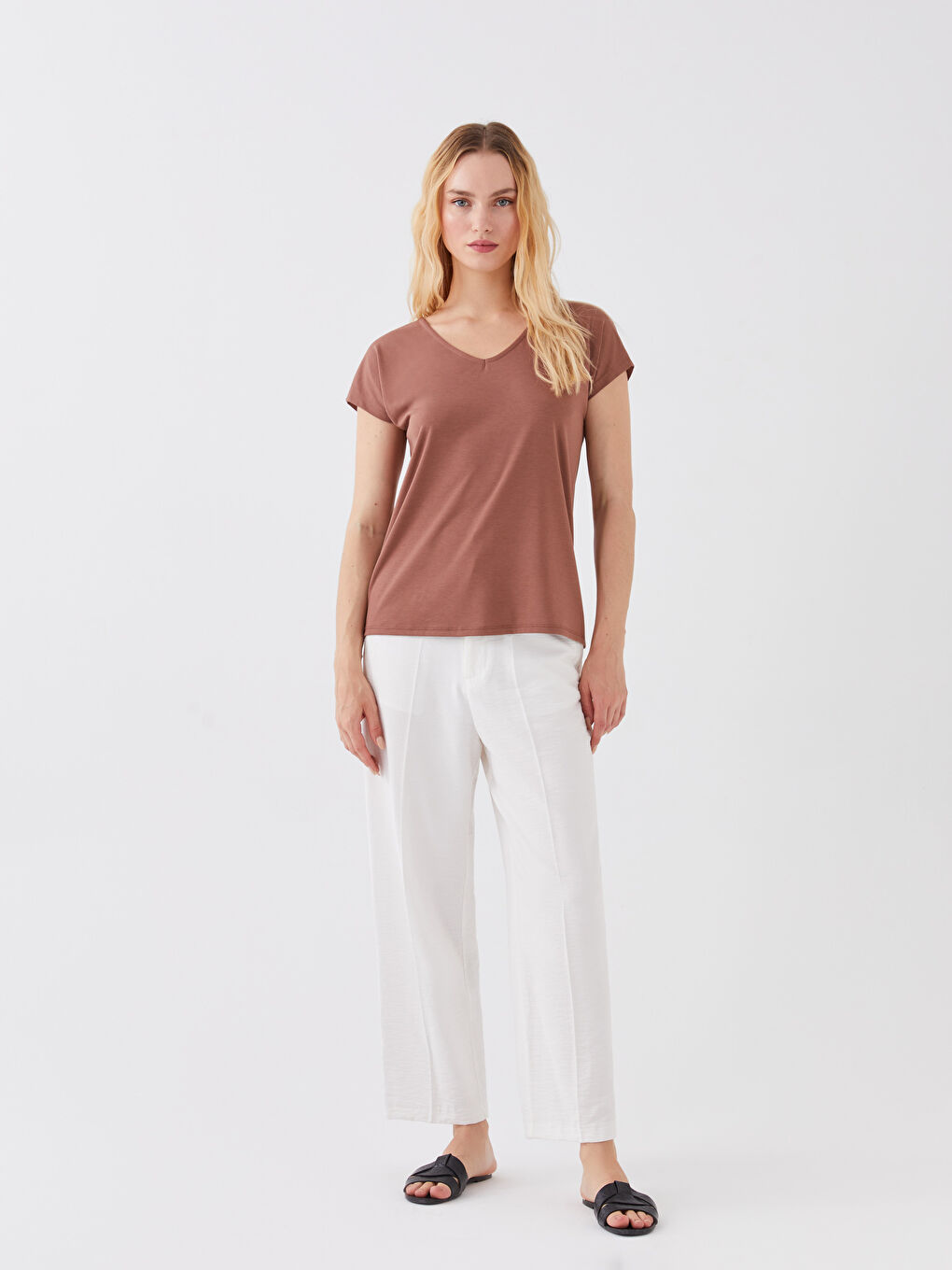 Kahverengi V Yaka Düz Kısa Kollu Kadın Tişört-1