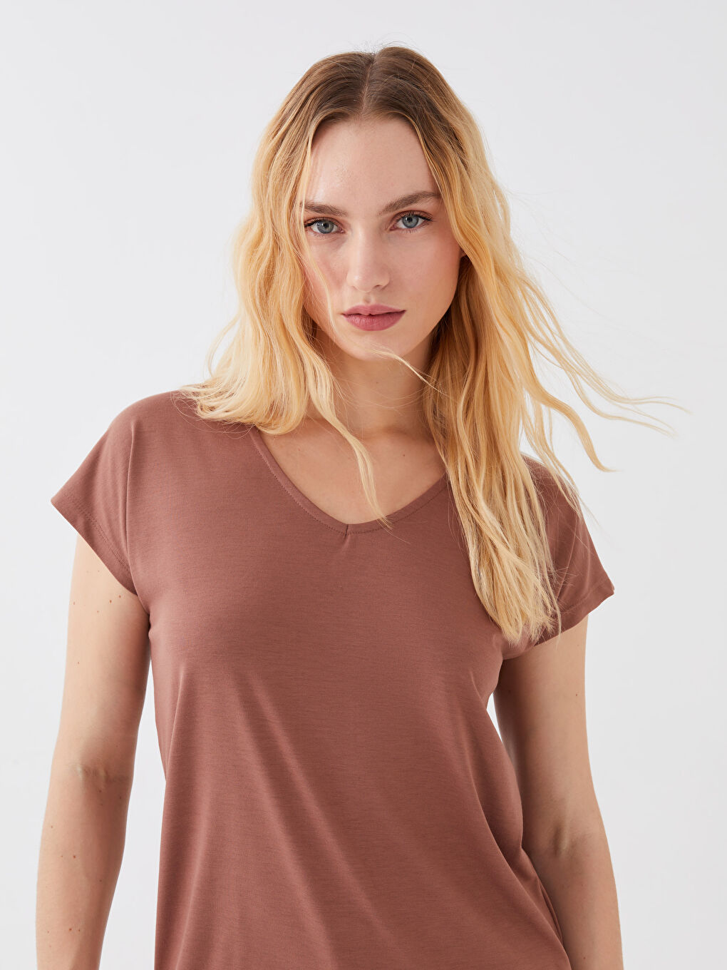 Kahverengi V Yaka Düz Kısa Kollu Kadın Tişört-2