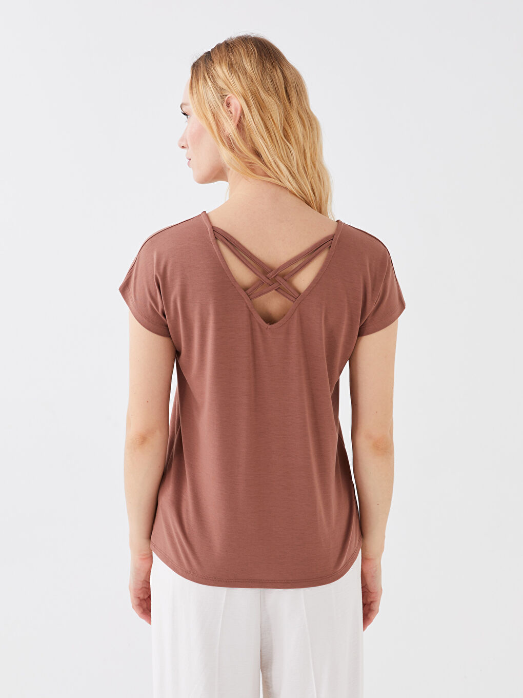 Kahverengi V Yaka Düz Kısa Kollu Kadın Tişört-4