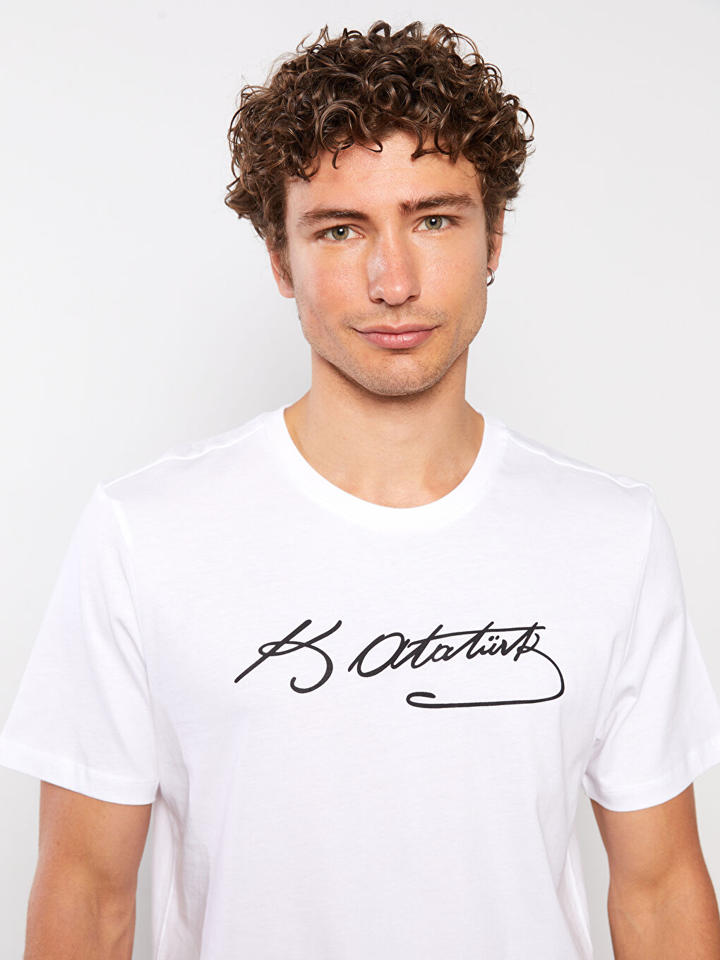 Beyaz Bisiklet Yaka Kısa Kollu Atatürk İmzası Baskılı Erkek Tişört