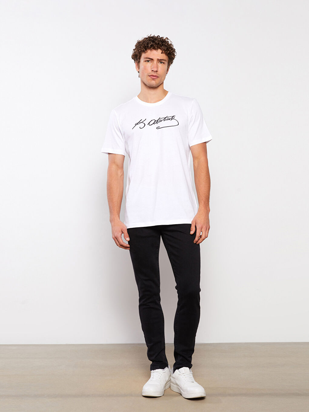 Beyaz Bisiklet Yaka Kısa Kollu Atatürk İmzası Baskılı Erkek Tişört-2