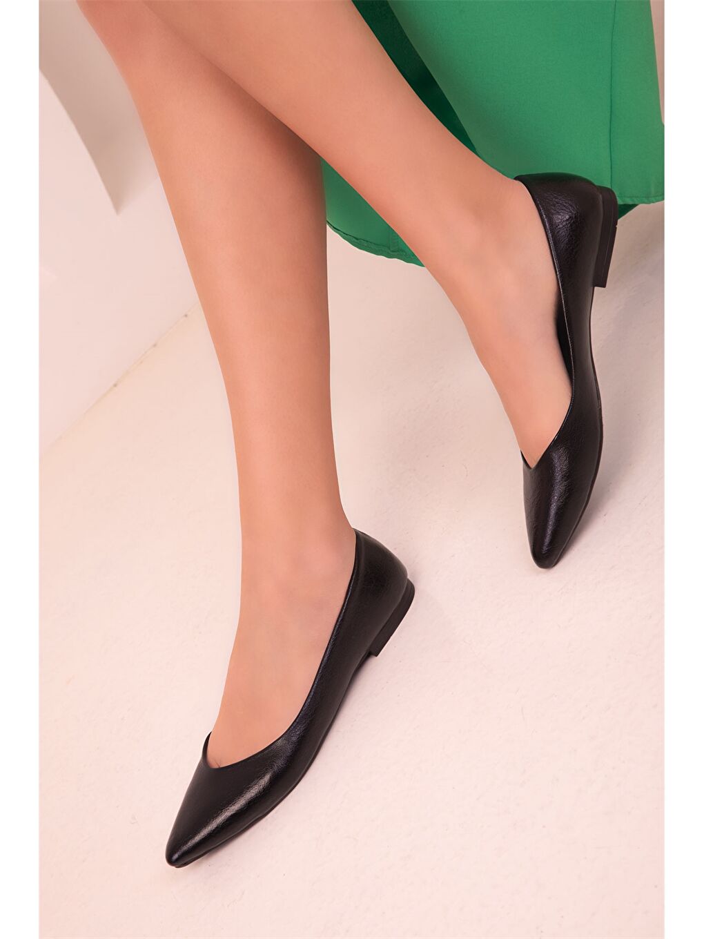 Siyah Deri Görünümlü Kadın Babet-1