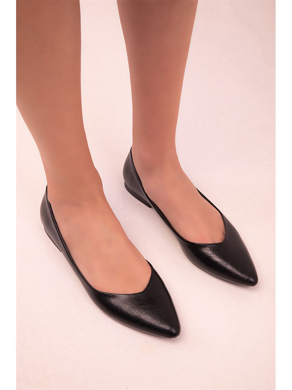 Siyah Deri Görünümlü Kadın Babet-2