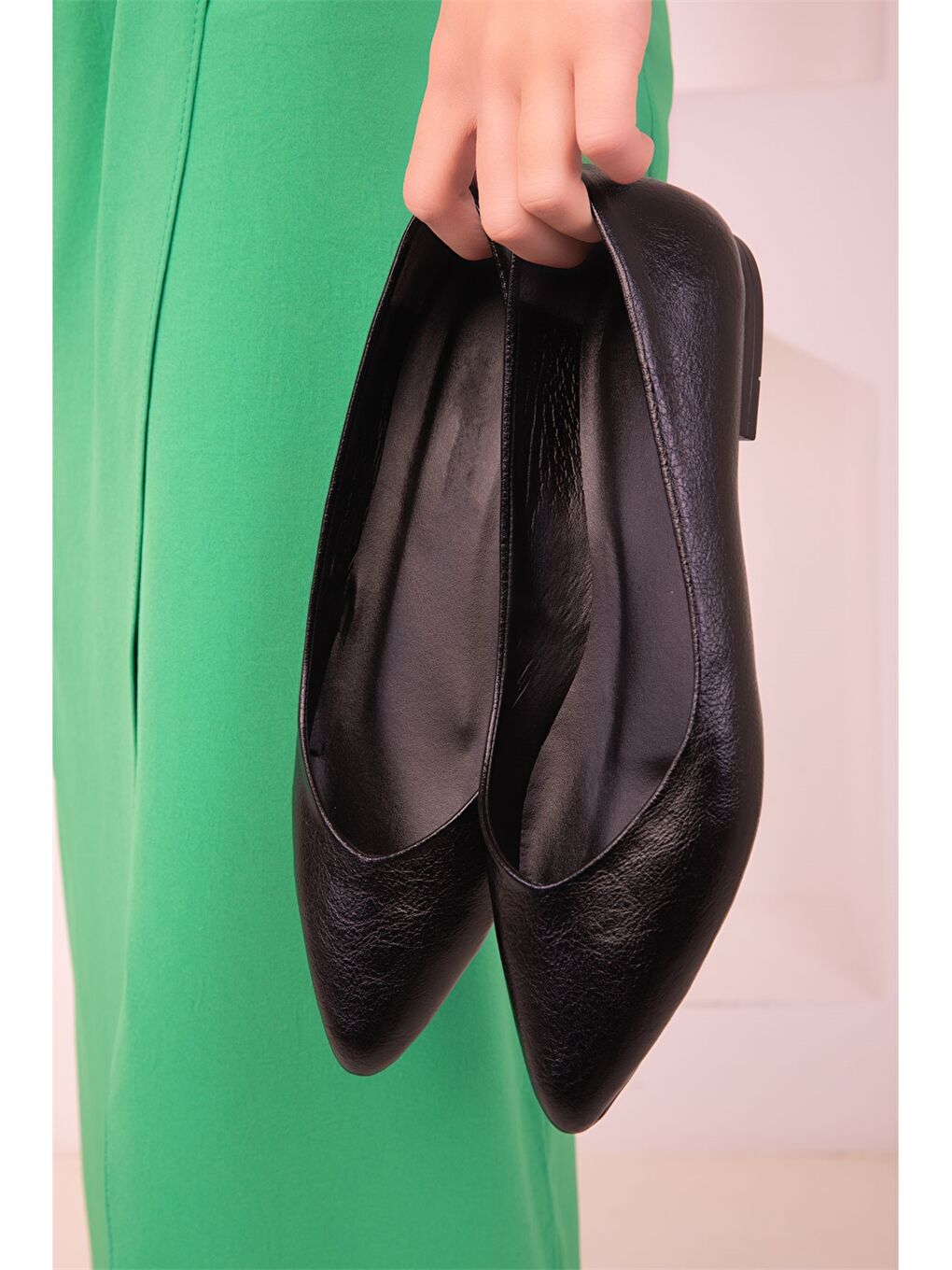 Siyah Deri Görünümlü Kadın Babet-3