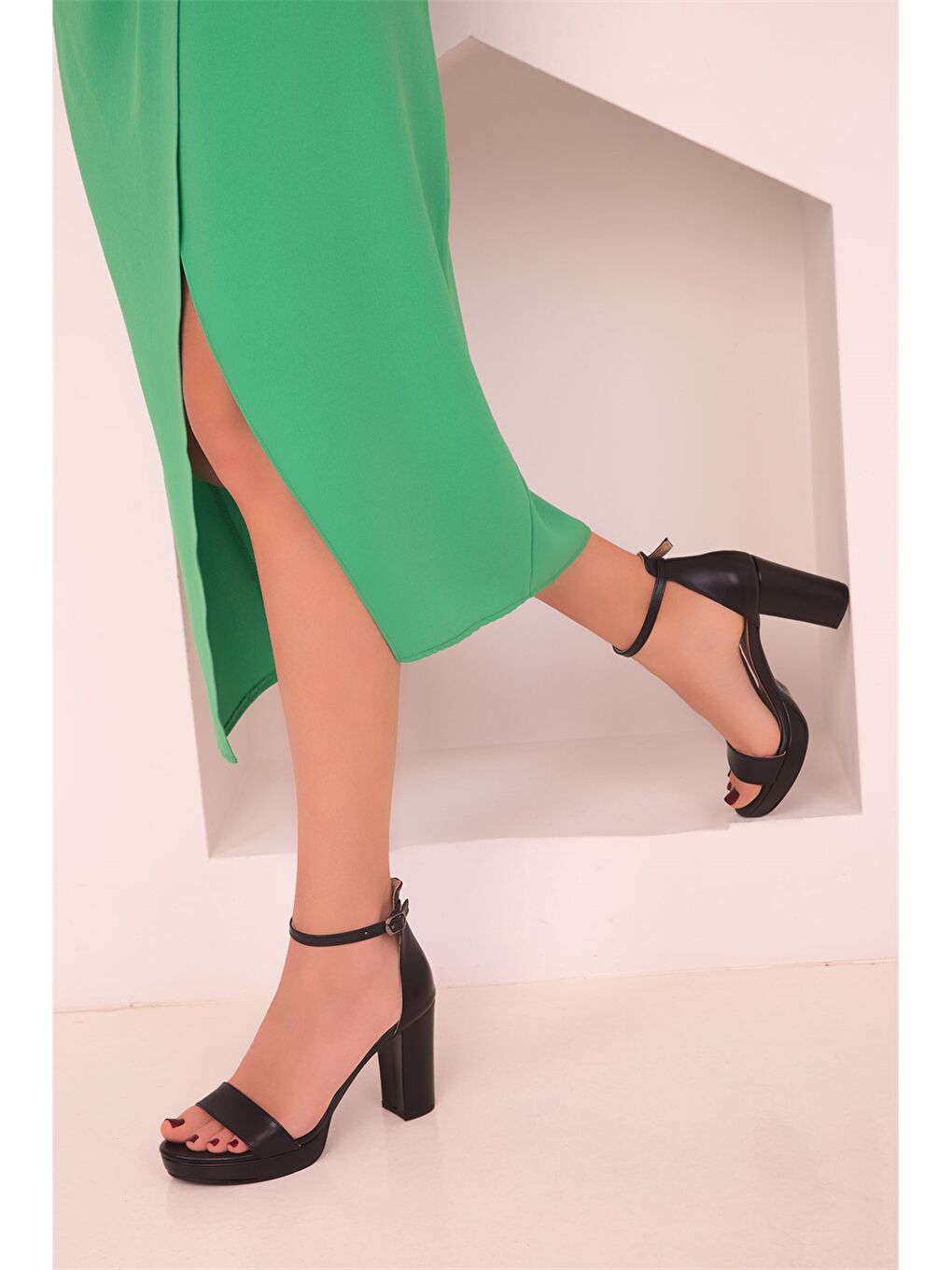 Siyah Tek Bantlı Bilekten Bağlamalı Kadın Topuklu Ayakkabı-1