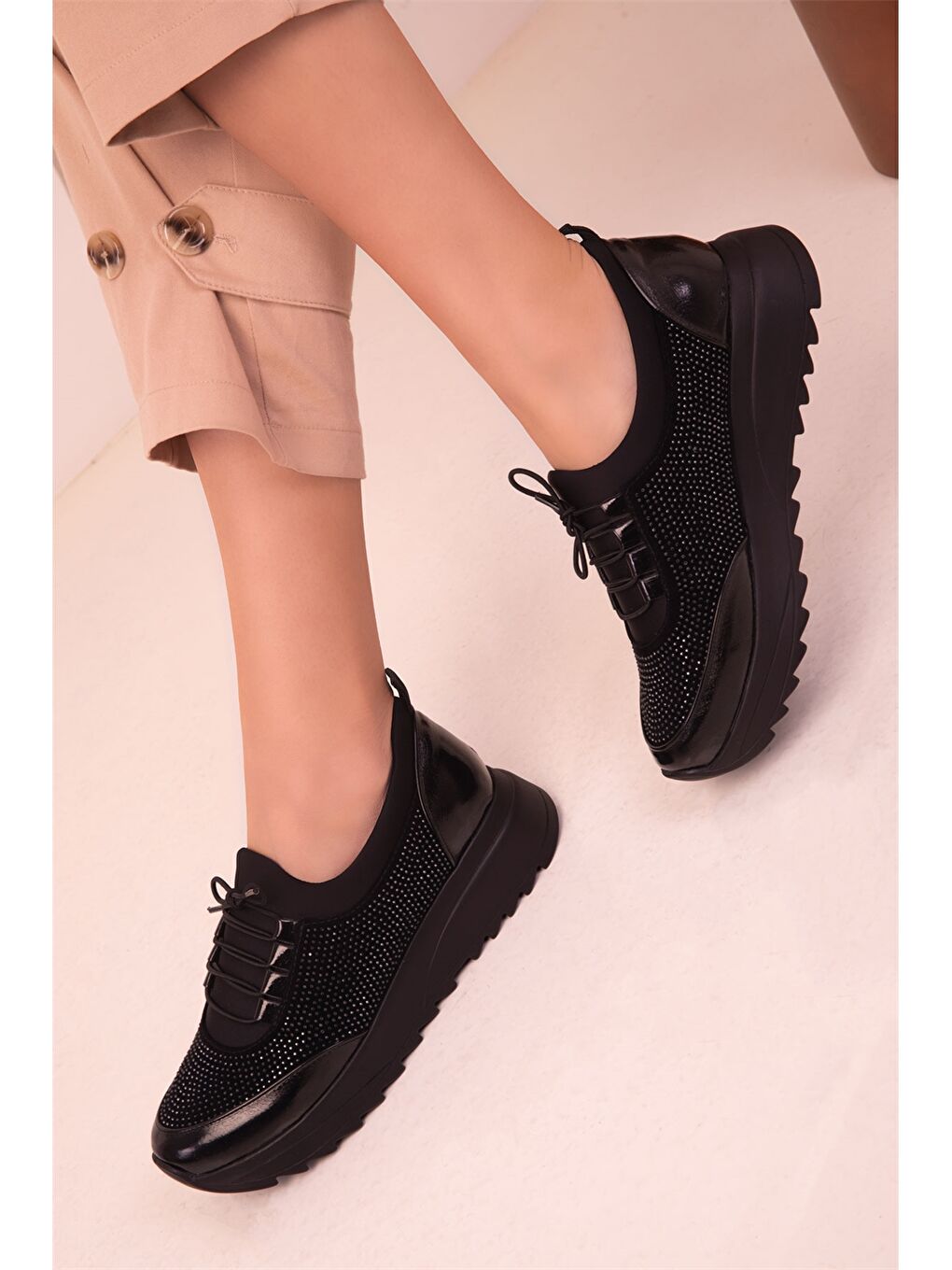 Siyah Bağcıklı Kadın Spor Ayakkabı