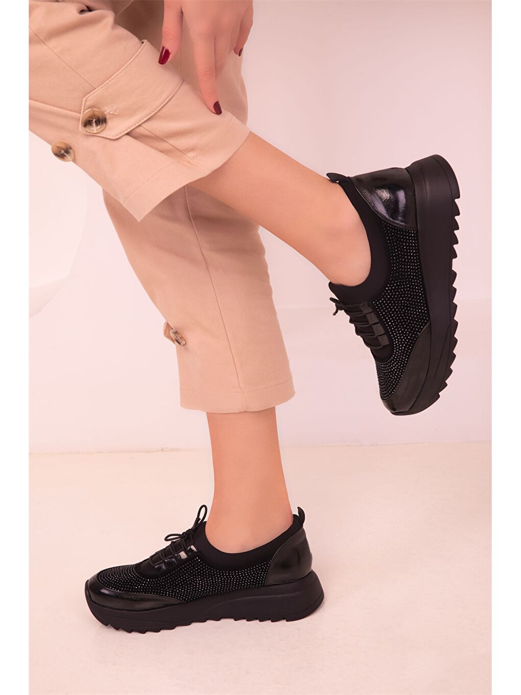 Siyah Bağcıklı Kadın Spor Ayakkabı-1