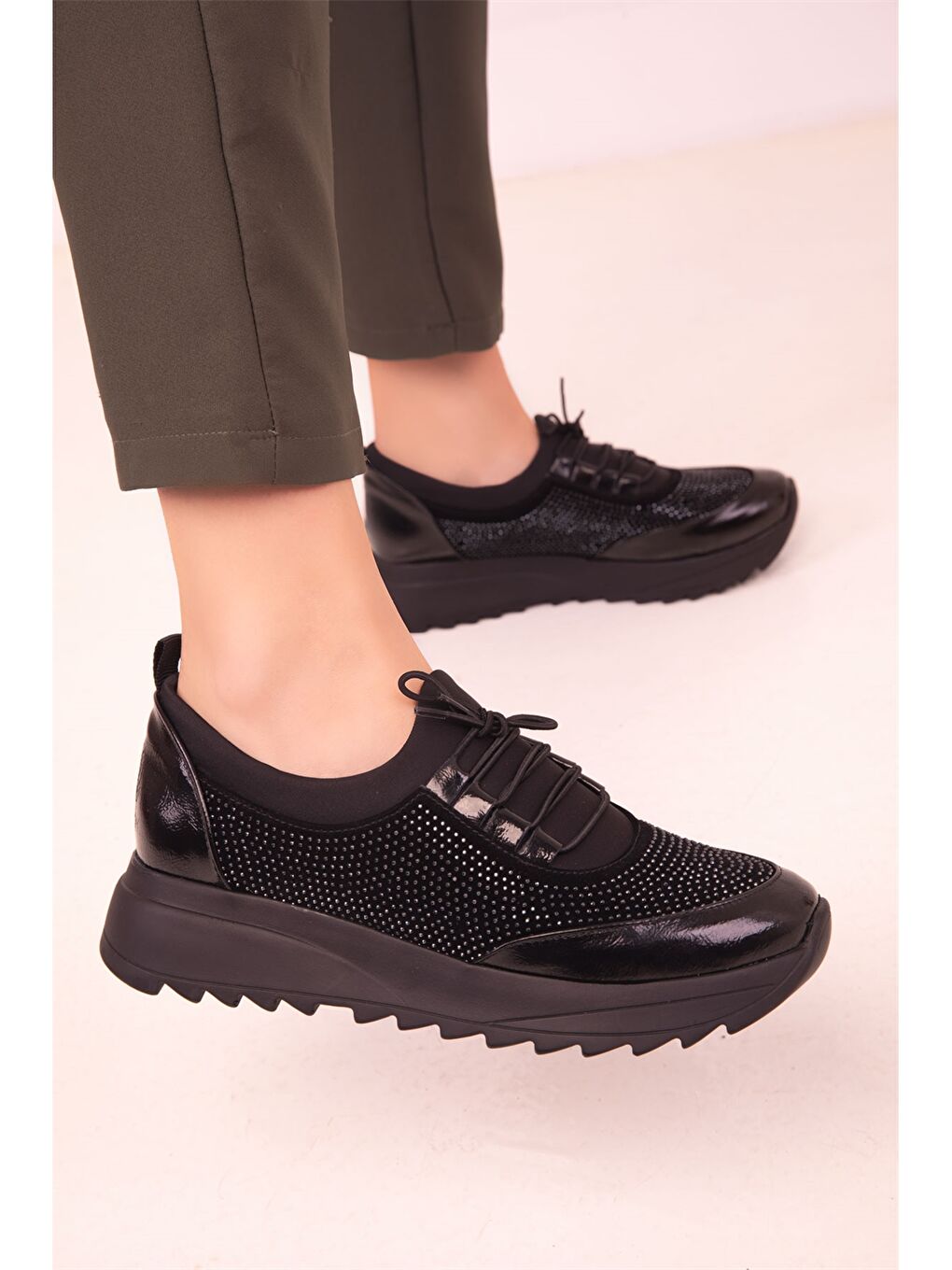 Siyah Bağcıklı Kadın Spor Ayakkabı-3