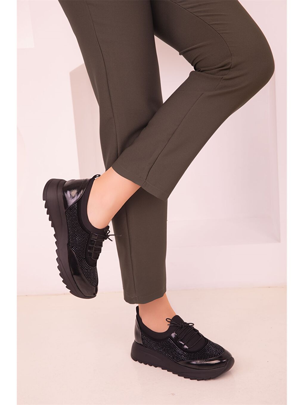 Siyah Bağcıklı Kadın Spor Ayakkabı