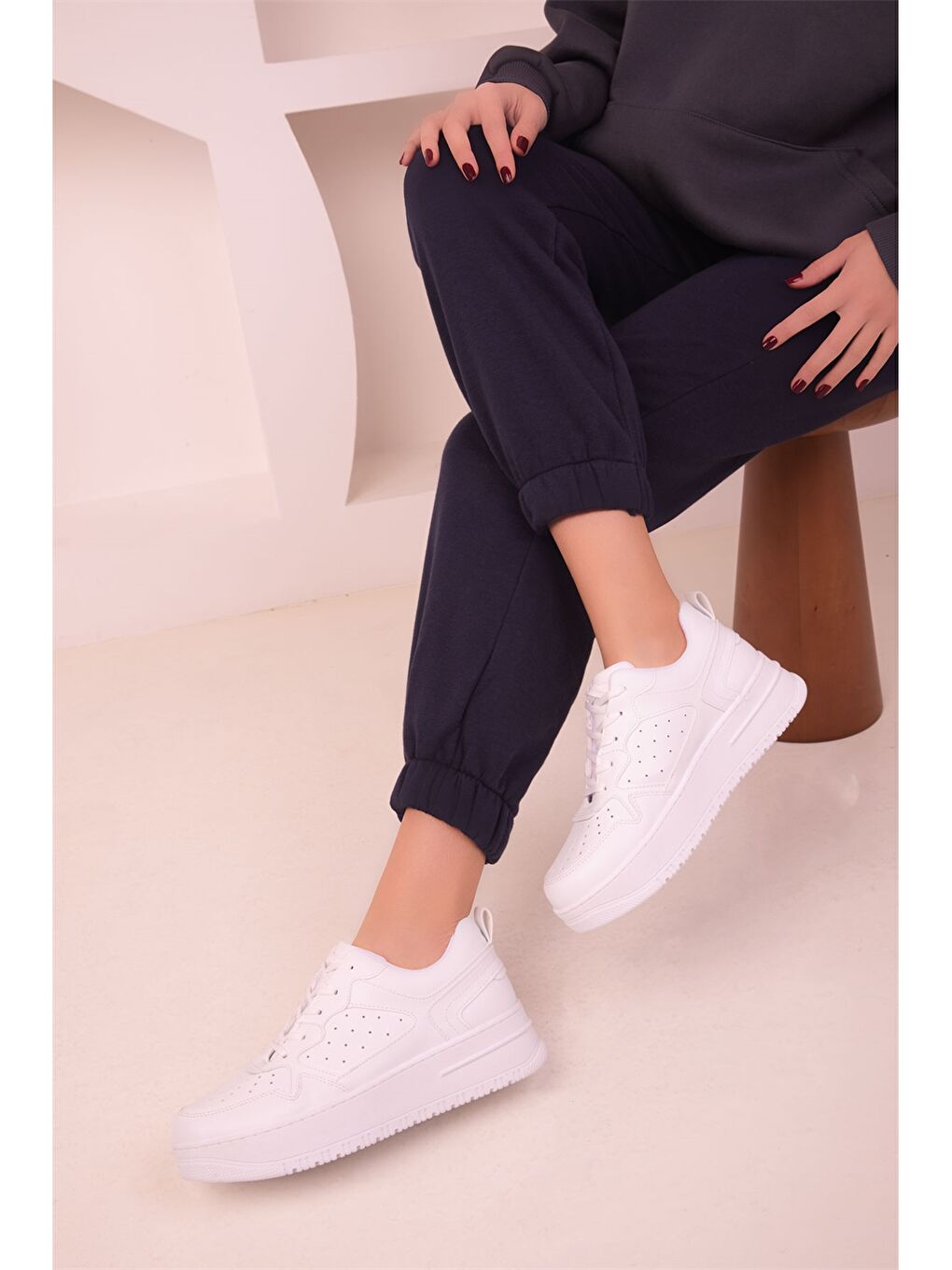 Beyaz Bağcıklı Kadın Spor Ayakkabı