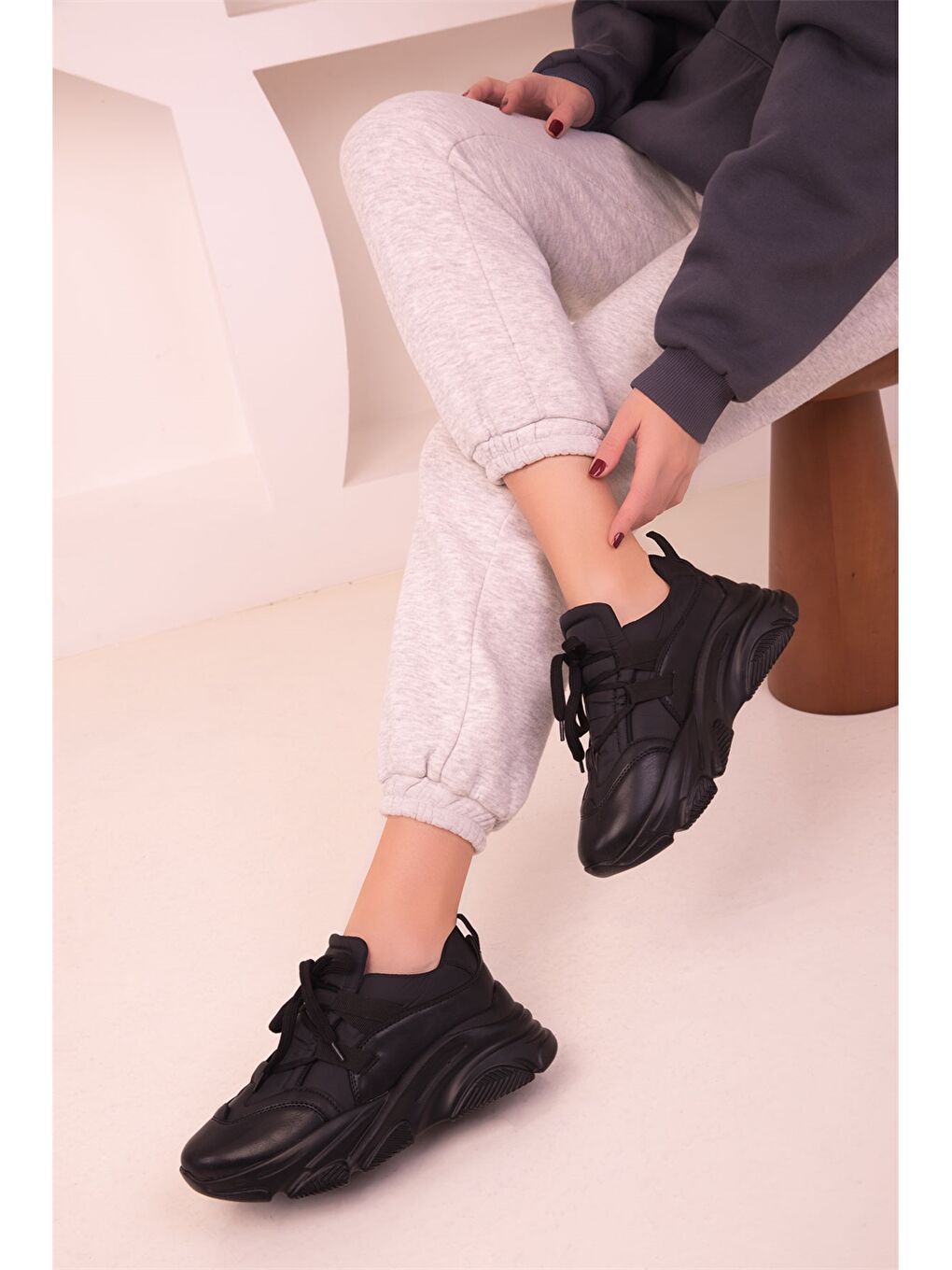 Siyah Bağcıklı Kadın Spor Ayakkabı