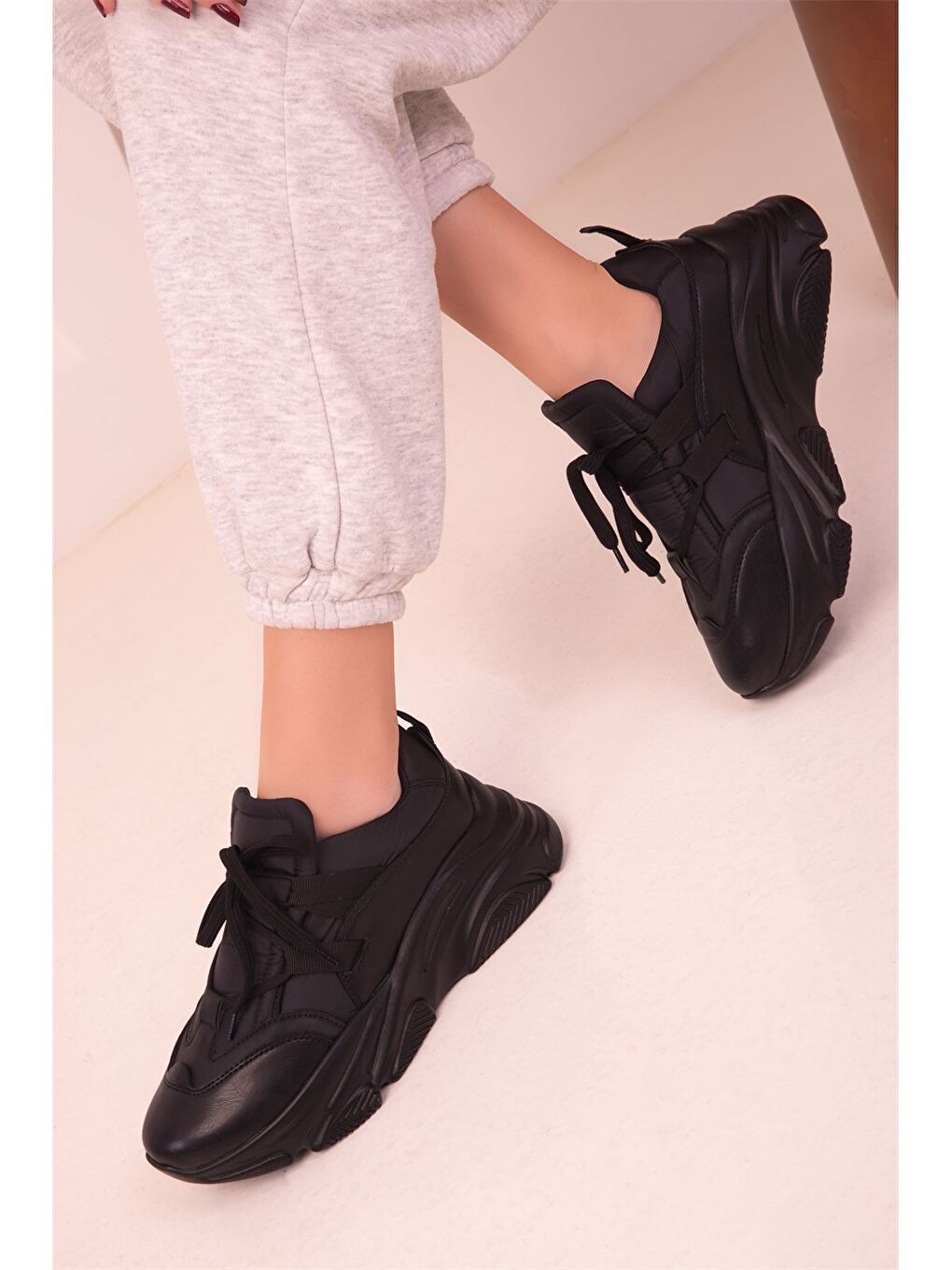 Siyah Bağcıklı Kadın Spor Ayakkabı-1