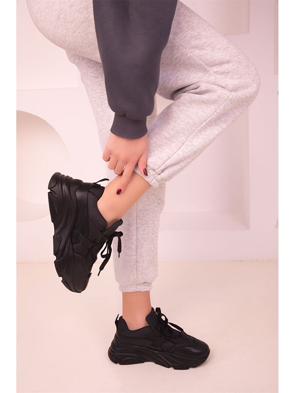 Siyah Bağcıklı Kadın Spor Ayakkabı-2