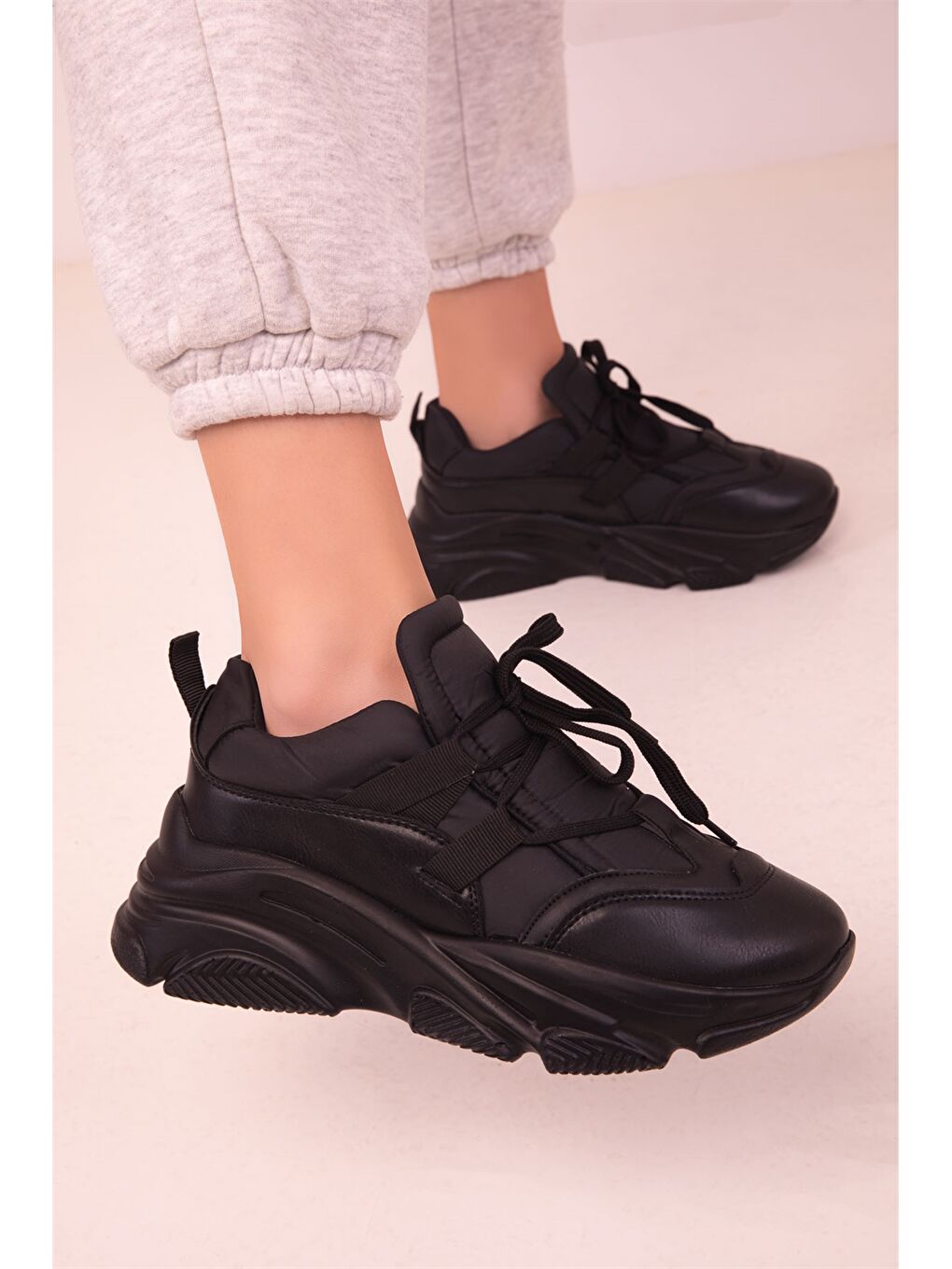 Siyah Bağcıklı Kadın Spor Ayakkabı-3