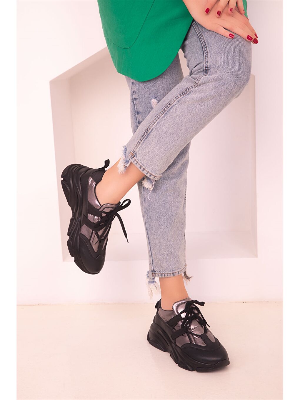 Siyah Bağcıklı Kadın Spor Ayakkabı-1