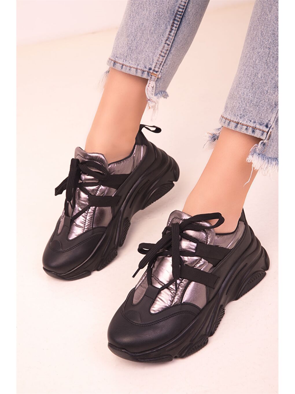 Siyah Bağcıklı Kadın Spor Ayakkabı-3