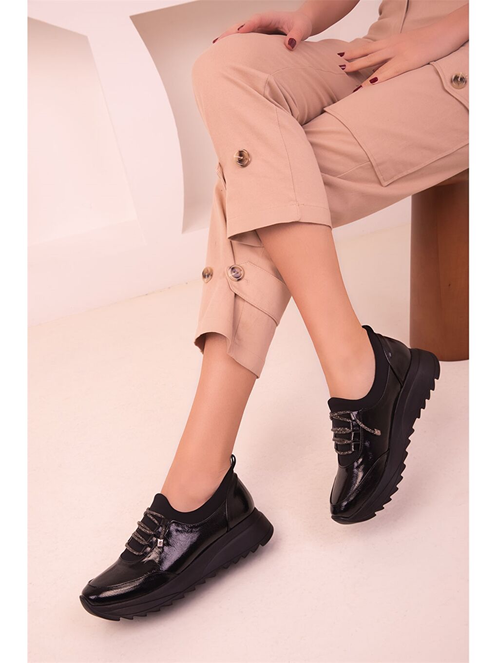 Siyah Bağcıklı Kalın Taban Kadın Spor Ayakkabı