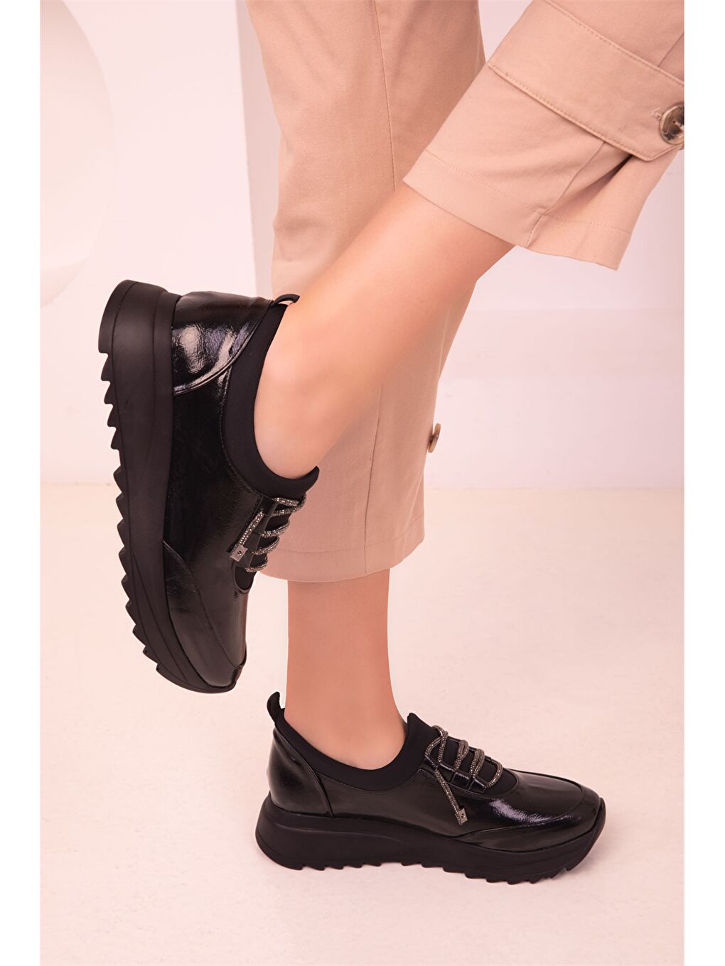Siyah Bağcıklı Kalın Taban Kadın Spor Ayakkabı-1