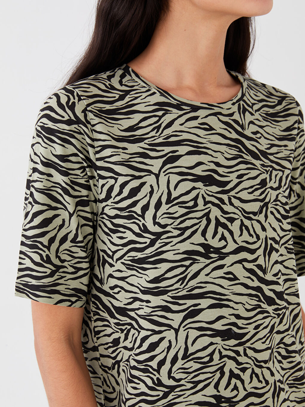 Yeşil Bisiklet Yaka Desenli Kısa Kollu Kadın Tişört-2