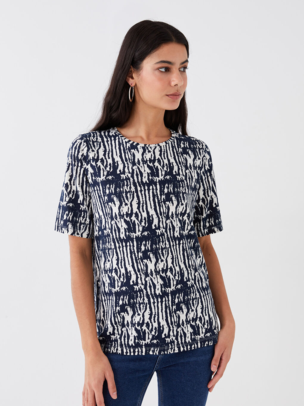Lacivert Bisiklet Yaka Desenli Kısa Kollu Kadın Tişört